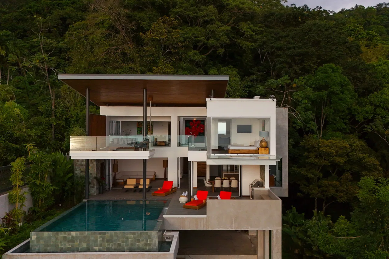 LUXURY PROPERTY WITH FOUR BEDROOM, AND PANORAMIC VIEWS OF THE OCEAN, IN PLAYA HERMOSA – 0.72 ACRES