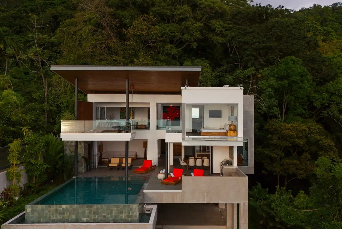 LUXURY PROPERTY WITH FOUR BEDROOM, AND PANORAMIC VIEWS OF THE OCEAN, IN PLAYA HERMOSA – 0.72 ACRES, photo 2