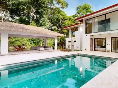 Cinco Ventanas: Refugio tropical moderno con piscina privada y selva