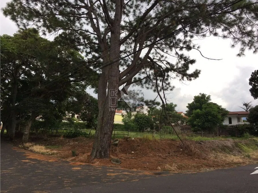 Lote esquinero en residencial en Cariari
