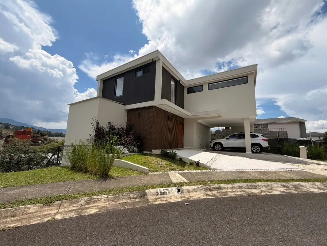 ALMA Partner vende en exclusividad casa en CONDOMINIO TIERRAS DEL ESTE, concepto moderno, toda en concreto y acabados de lujo.