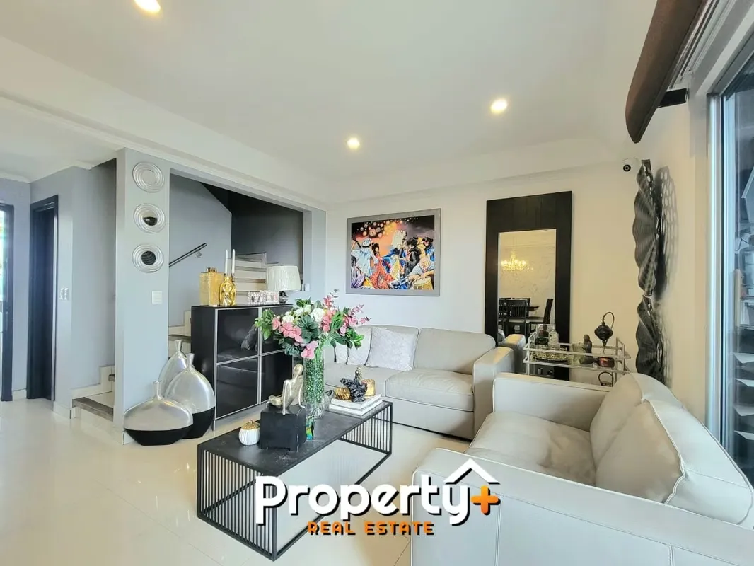 This beautiful two-story home combines comfort and functionality in a privileged setting. It features three bedrooms, including a ..., photo 3