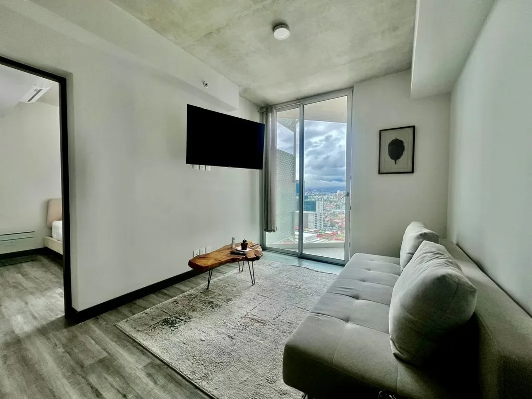 Tomar la decisión correcta transforma radicalmente la forma en que vives cada día. Este exclusivo apartamento totalmente amueblado en el piso 22 de la emblemática torre SECRT Sabana ...