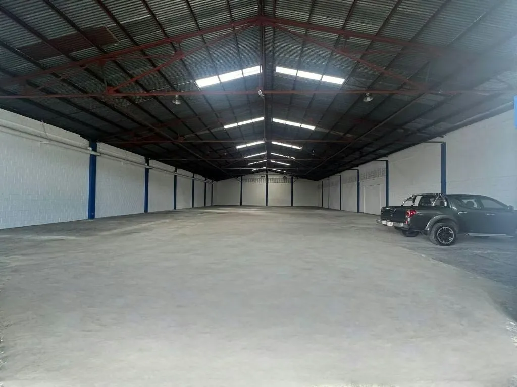 Large commercial and industrial bodega with office and excellent strategic location, ...