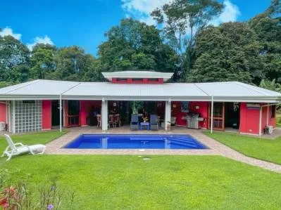 Retiro contemporáneo en Ojochal con dos acres, piscina y acceso a un arroyo.