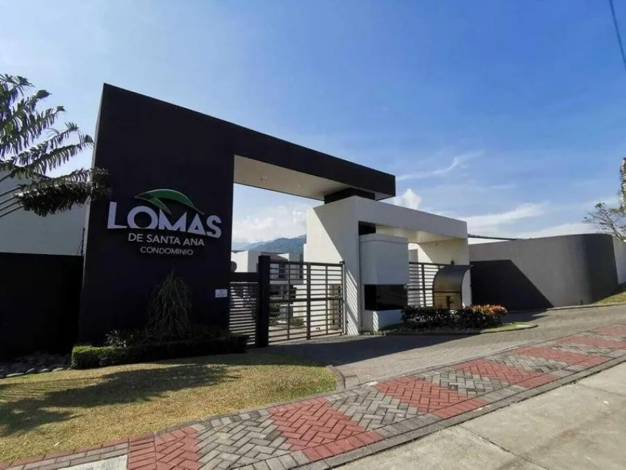 Bella casa en Condominio, construida en 2 niveles . RAH 23-2910 - Venta en Santa Ana