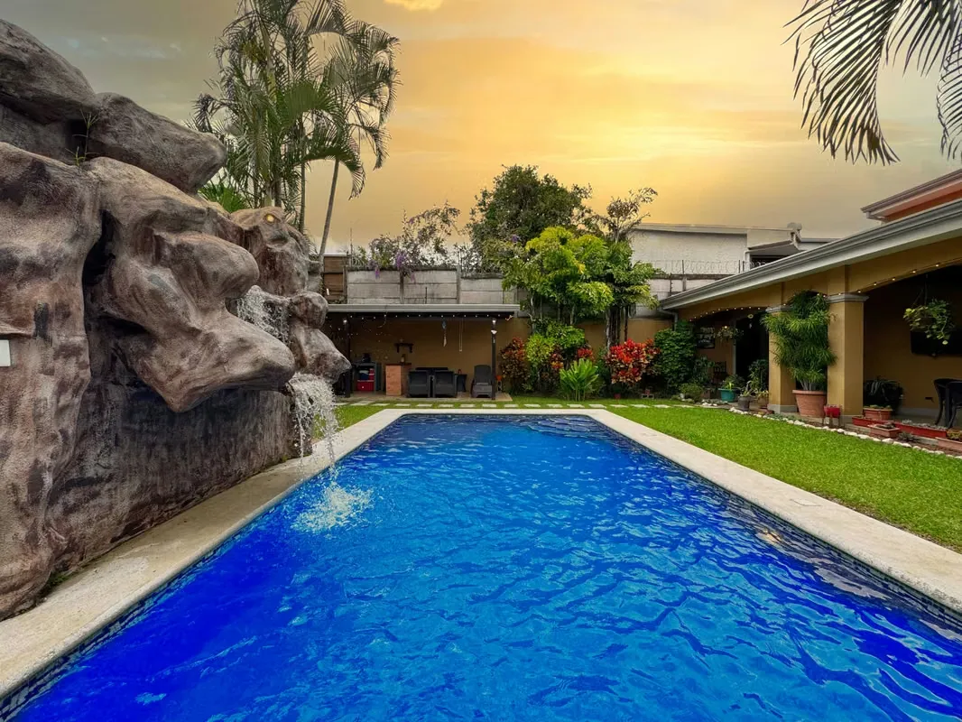 HOUSE FOR SALE IN ESCAZU