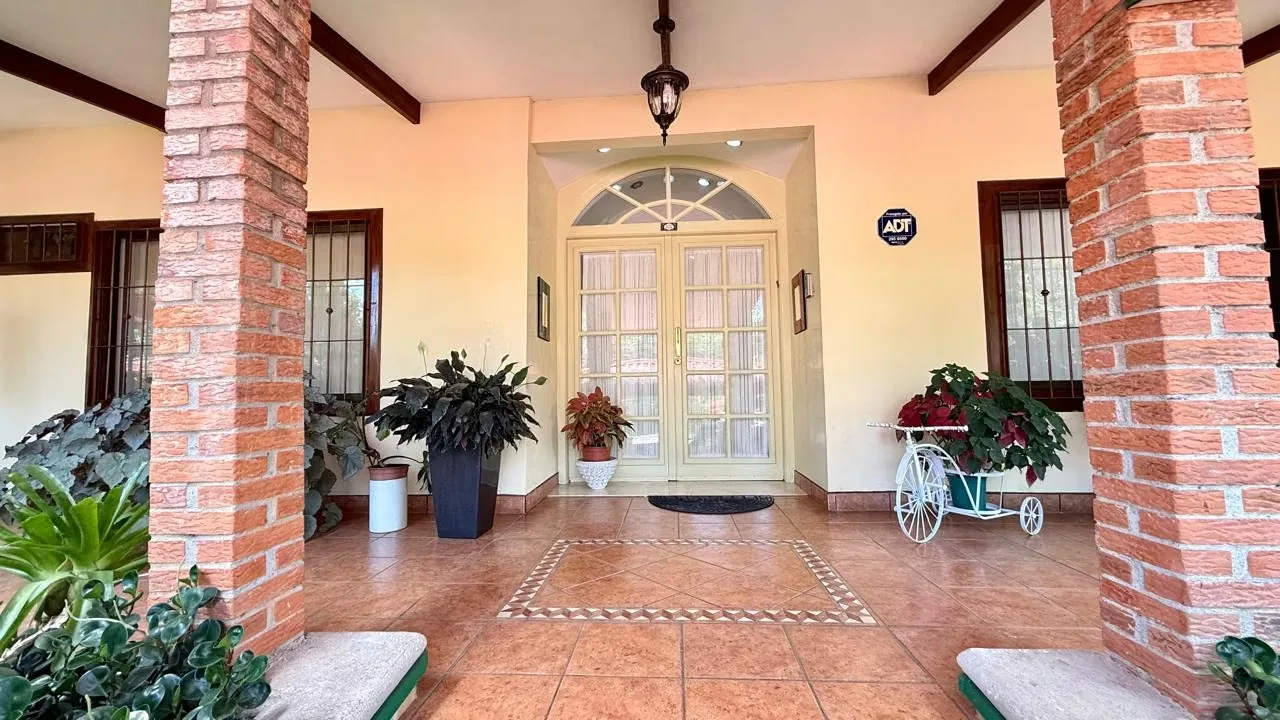 Casa de Lujo en Venta en Heredia Belén Ciudad Cariari | Vista al Golf y Seguridad