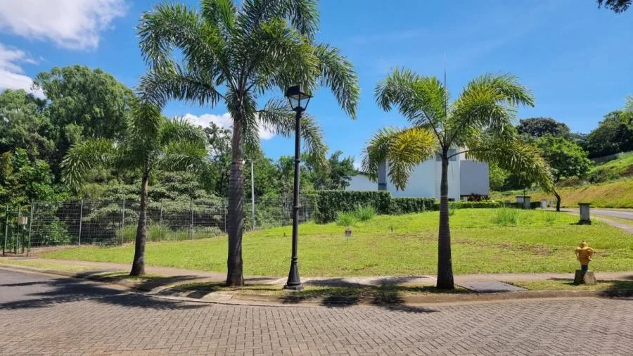 Lote Esquinero en Condominio Francosta  - Venta en Condominio Francosta