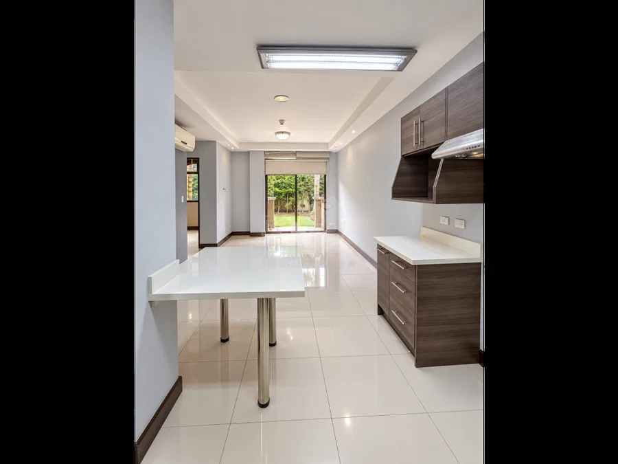 Cómodo y amplio apartamento: Dos habitaciones, sala-comedor, dos baños completos, walk in closet, dos parqueos tandem y jardín