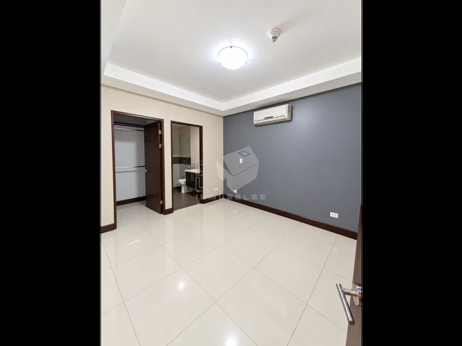 Cómodo y amplio apartamento: Dos habitaciones, sala-comedor, dos baños completos, walk in closet, dos parqueos tandem y jardín, photo 6