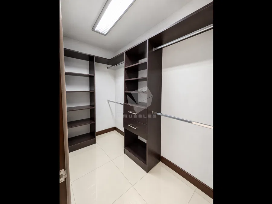 Cómodo y amplio apartamento: Dos habitaciones, sala-comedor, dos baños completos, walk in closet, dos parqueos tandem y jardín, photo 7