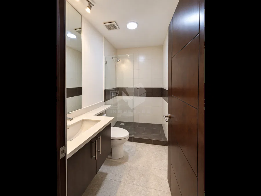 Cómodo y amplio apartamento: Dos habitaciones, sala-comedor, dos baños completos, walk in closet, dos parqueos tandem y jardín, photo 8