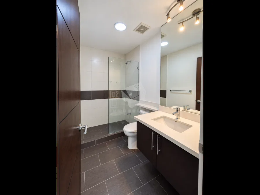 Cómodo y amplio apartamento: Dos habitaciones, sala-comedor, dos baños completos, walk in closet, dos parqueos tandem y jardín, photo 10