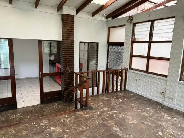 Casa de 477m² en Desamparados - Uso de Suelo Mixto, a 2 min del Parque La Paz. Amplia propiedad ideal para vivienda, negocio o inversión, en una de las zonas más céntricas y ...