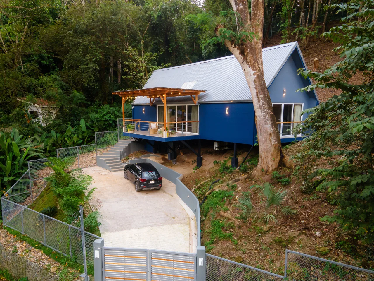 CASA BERATNA PROPERTY WITH TWO BEDROOMS, IN MANUEL ANTONIO – 0.24 ACRES