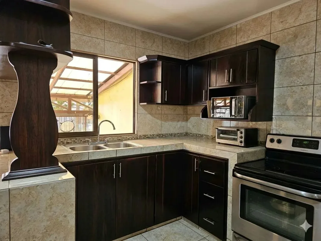 Se vende exclusivo edificio de 4 apartamentos en un residencial seguro, tranquilo y de alta plusvalía.