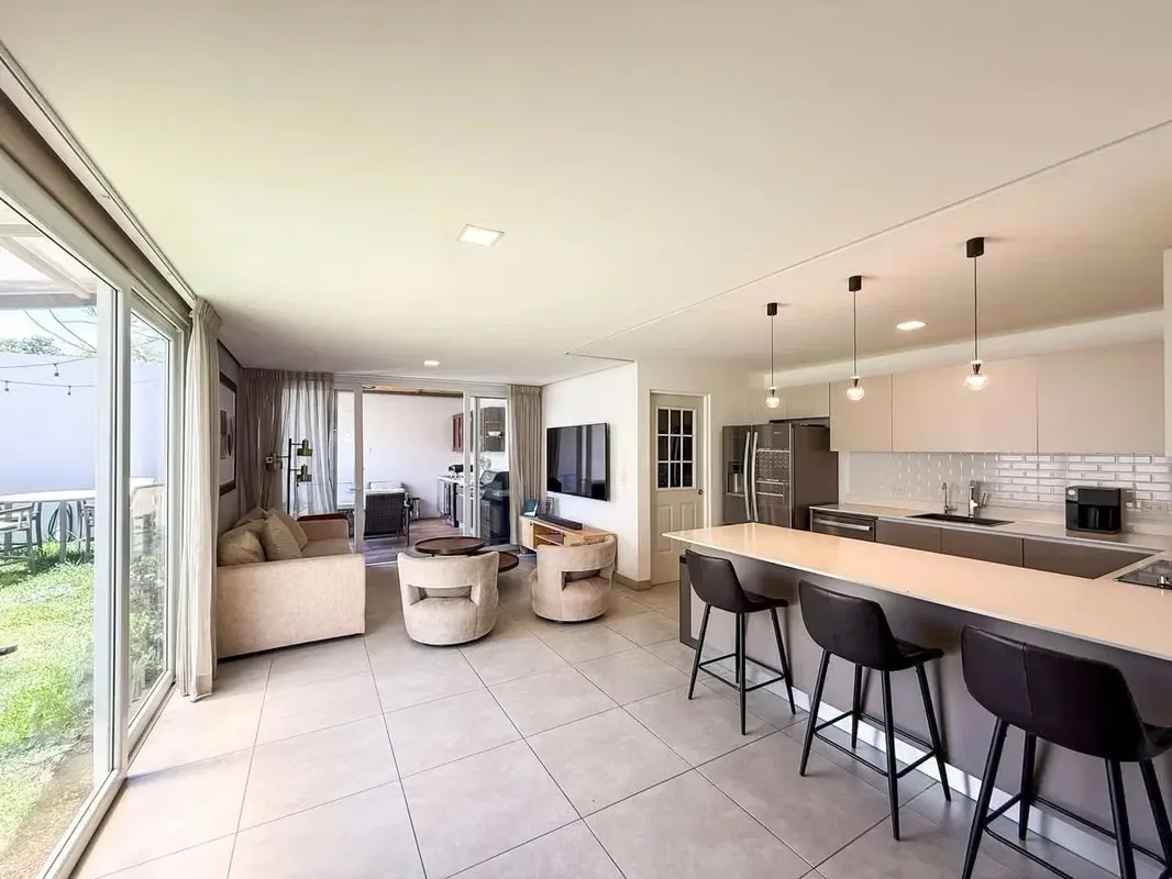 Vendo hermosa casa en el exitoso y apetecido condominio 3-10 en Guachipelín Norte cerca del colegio Mount View con LINEA BLANCA, estilo moderno, excelente proyecto inmobiliario con el ..., photo 3