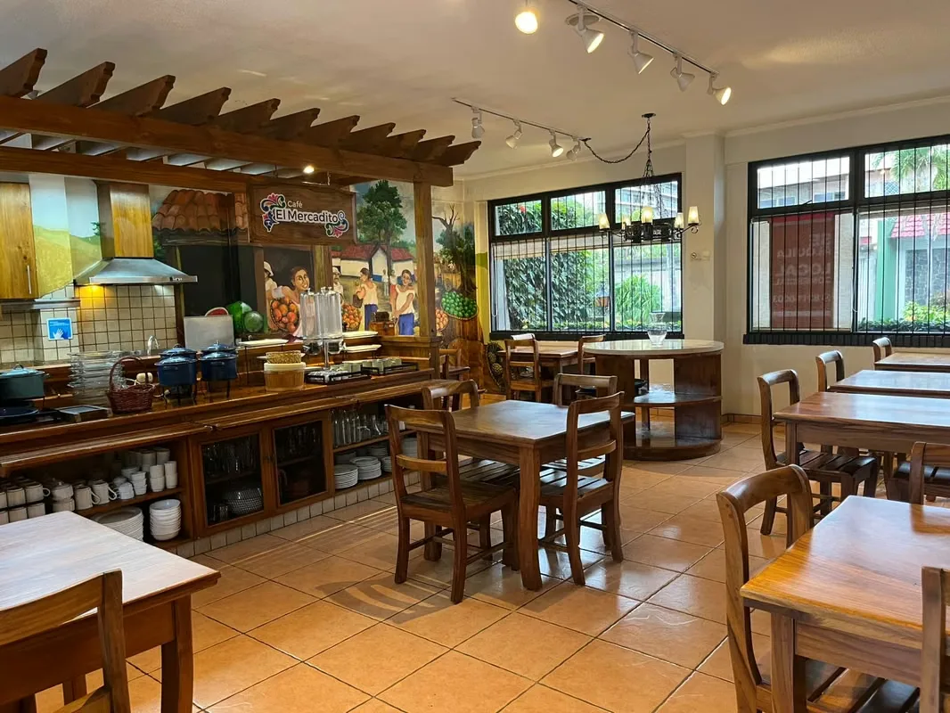 Se alquila local para cafetería zona comercial 2. Incluye equipo de cocina y mobiliario. Decorado listo para operar. 2 baños (uno 7600)., photo 9
