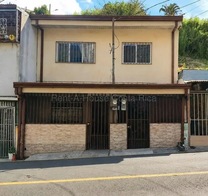 RAH 26-1741 MJM It sells beautiful house strategically located on the border between Moravia and Goicoechea. Enjoy the comfort of having just steps away parks, banks, supermarkets, ...
