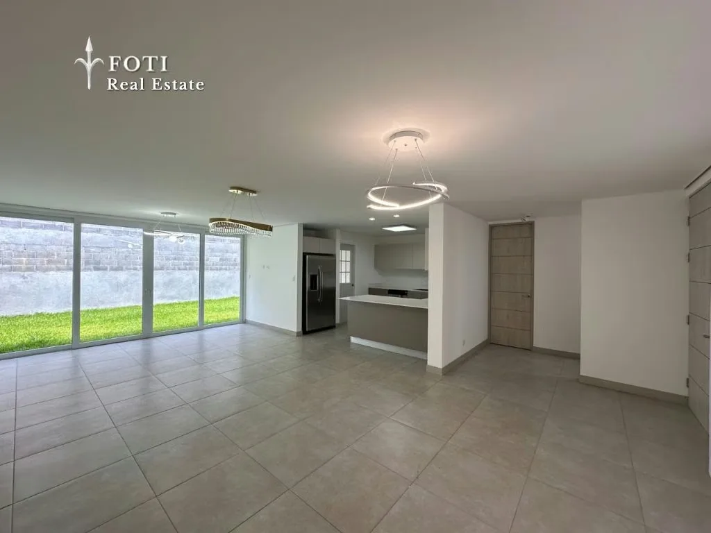 Esta propiedad en 3-10 Guachipelín ofrece 199 m² en dos niveles, tres habitaciones con A/C, sala de TV ...