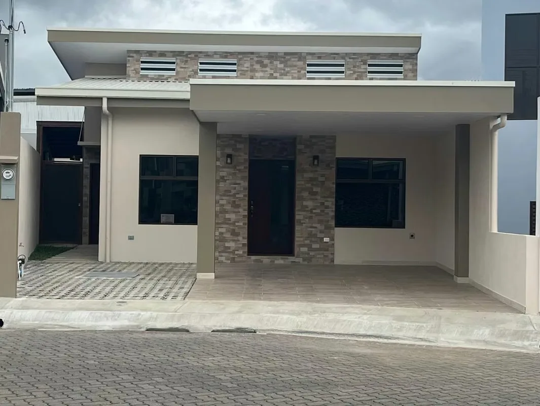 Ubicada en Condominio que cuenta con: casa club equipada, cancha de futbol, parque de perros, juegos infantiles, seguridad 24/7. Cerca de escuela, supermercados, nuevo hospital de ...