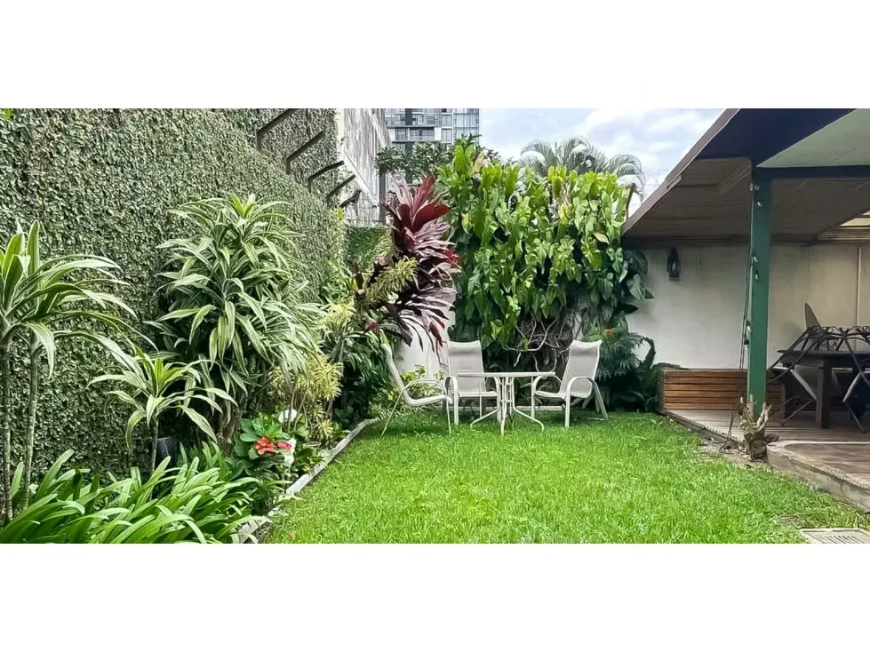 Esta casa de una planta, ubicada en una zona extremadamente céntrica, ofrece una excelente oportunidad gracias a su uso de suelo mixto, lo que la hace ideal tanto para uso residencial ...