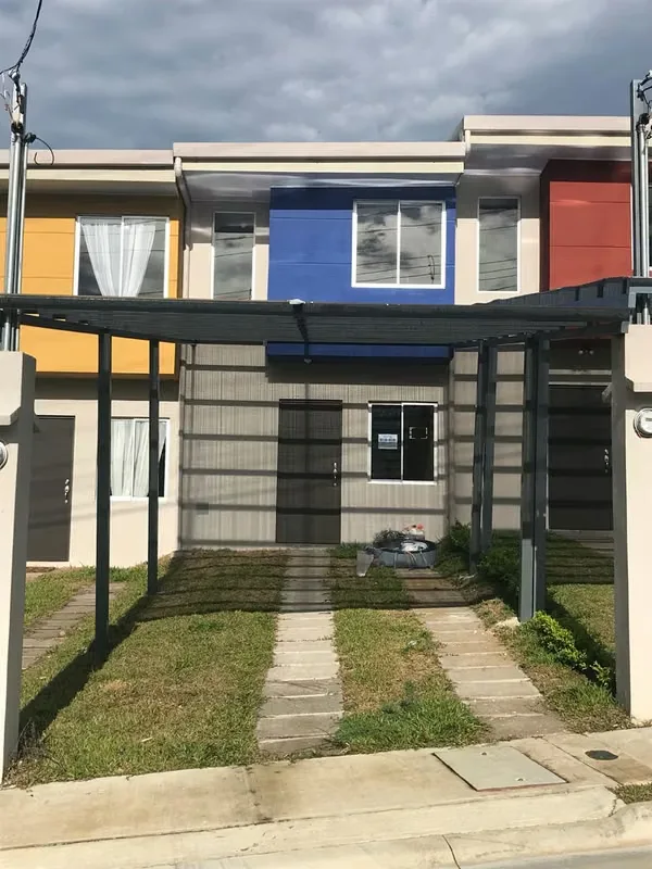Bonita casa en condominio. Seguridad 24 horas. 2 habitaciones, 1 baño, patio (admite mascotas pequenas), cochera para 2 vehiculos. 2 niveles.