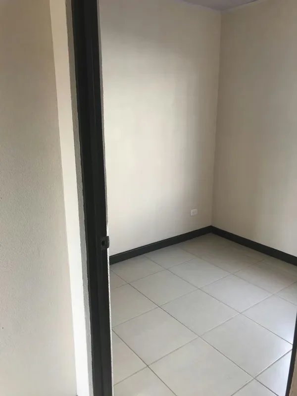 Bonita casa en condominio. Seguridad 24 horas. 2 habitaciones, 1 baño, patio (admite mascotas pequenas), cochera para 2 vehiculos. 2 niveles., photo 3