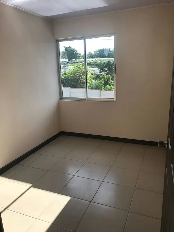 Bonita casa en condominio. Seguridad 24 horas. 2 habitaciones, 1 baño, patio (admite mascotas pequenas), cochera para 2 vehiculos. 2 niveles., photo 5