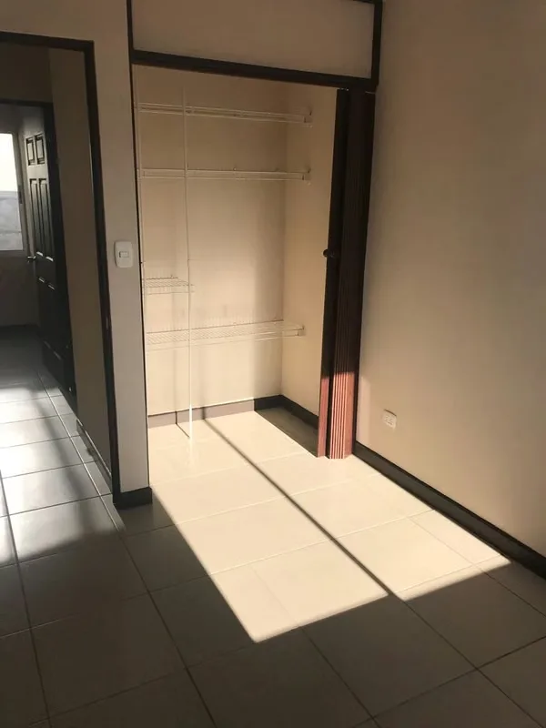 Bonita casa en condominio. Seguridad 24 horas. 2 habitaciones, 1 baño, patio (admite mascotas pequenas), cochera para 2 vehiculos. 2 niveles., photo 6