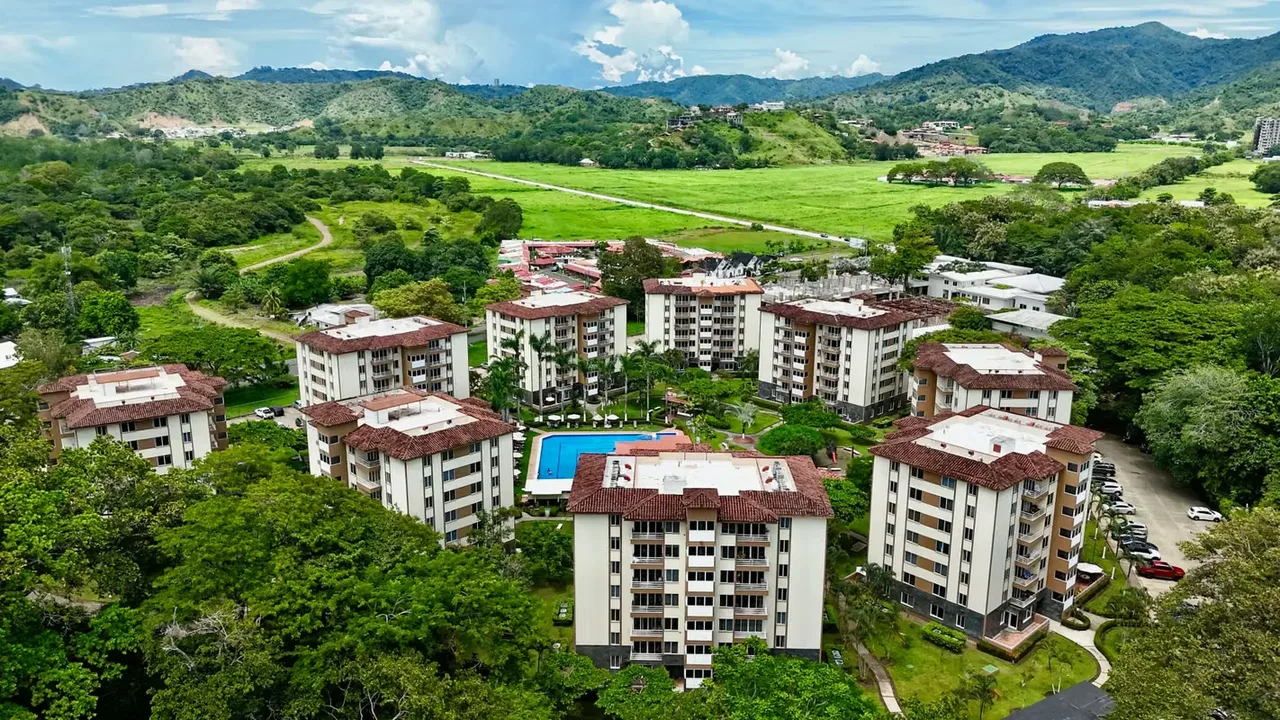 Descubre tu nuevo hogar en este encantador apartamento de 3 habitaciones y 2 baños, ubicado en el corazón de Jacó, Puntarenas. Diseñado ...