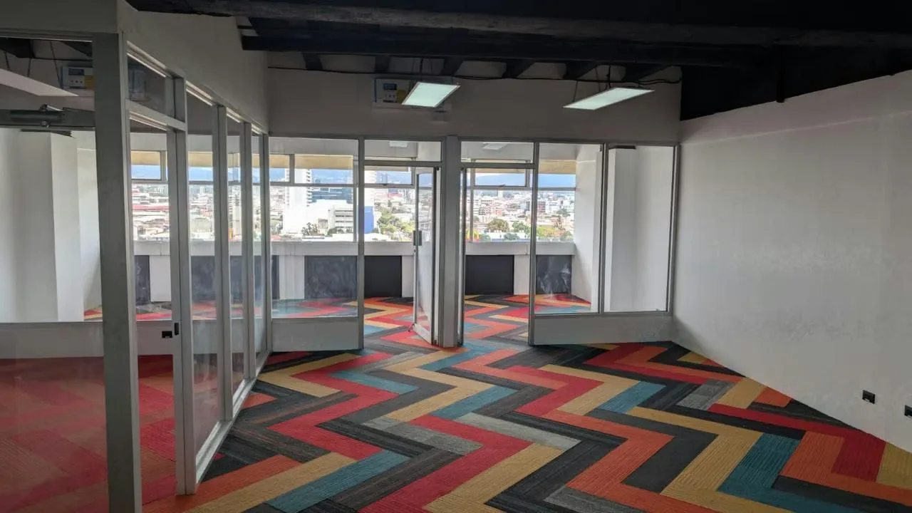 Establish your business in one of San José's most prestigious corporate locations. This 119 m² (1,281 sq. ft.) office, available for immediate occupancy, combines a prime location, ...