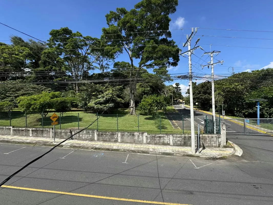 Property sale with a large house in Sabanilla, in front of UCR sports facilities. It is an excellent opportunity to develop apartments, restaurants and investment. It is located in a ..., photo 3