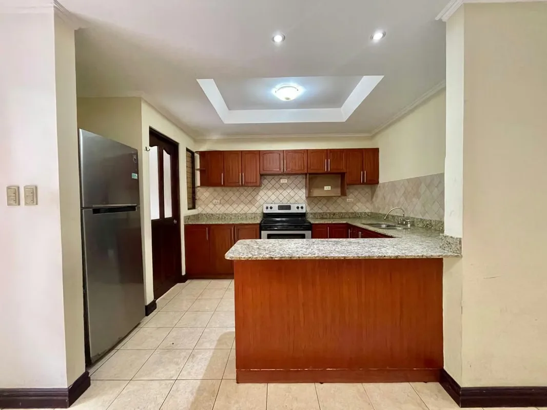 Casa en alquiler en Pozos, ubicada en condominio con amenidades.