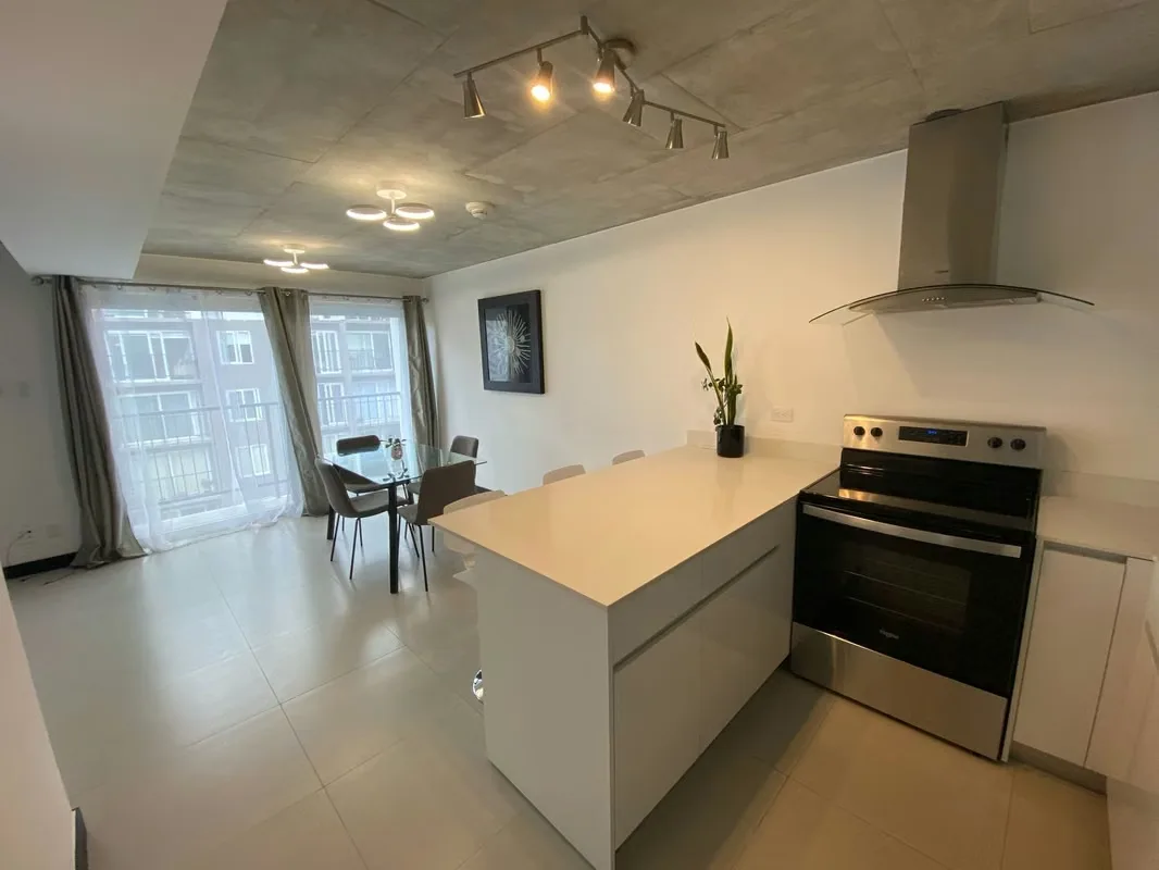 Furnished 1-bedroom apartment with the following layout: