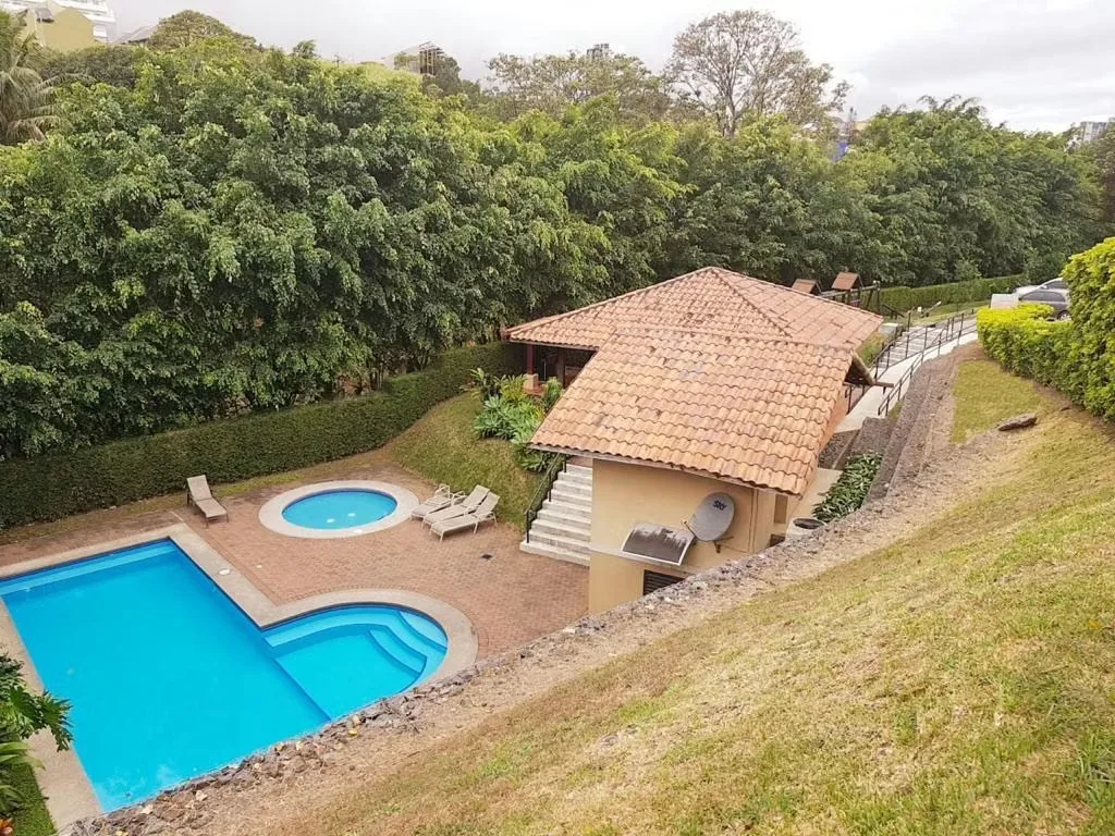 OPPORTUNITY! 3-bedroom apartment for sale in a condominium in La Uruca!
