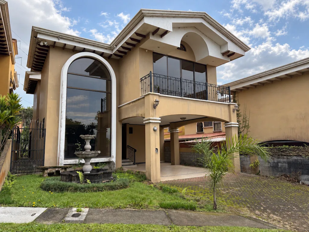 Remate Bancario!!! Casa de 2 Plantas en Exclusivo Condominio en Mata de Plátano, Goicoechea