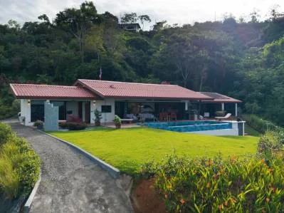 UBICADA EN UN LUJOSO SANTUARIO DE MONTAÑA