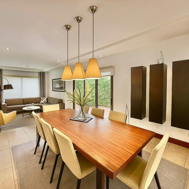 Primera planta: Sala, comedor, cocina, ½ baño de visitas, terraza, jardín, cuarto de lavandería y cuarto de servicio con ...