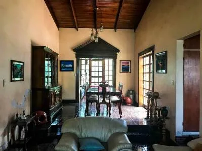 Venta de  casa con bodega grande en San Sebastián 