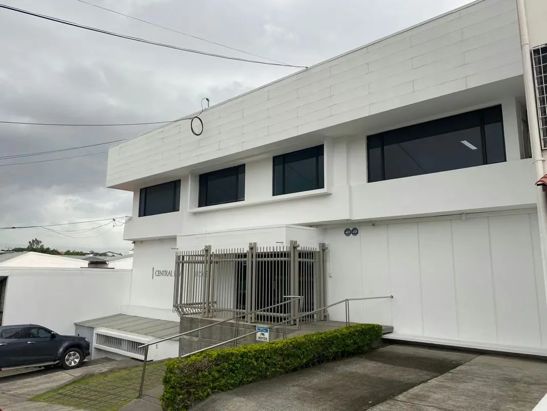 Venta de una amplia propiedad ubicada en los Yoses San José, ideal para oficinas de profesionales independientes, clinica de especialidades médicas, agencia de publicidad, entre otras ...