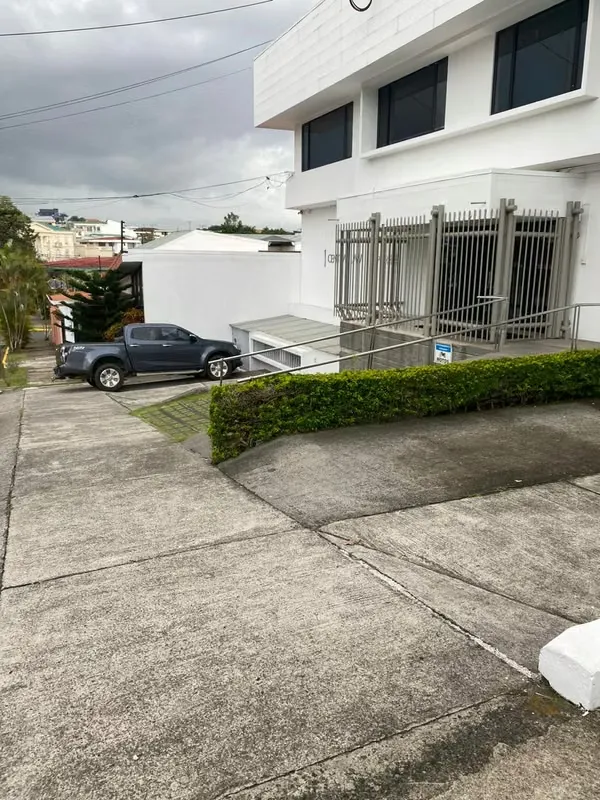 Venta de una amplia propiedad ubicada en los Yoses San José, ideal para oficinas de profesionales independientes, clinica de especialidades médicas, agencia de publicidad, entre otras ..., photo 2
