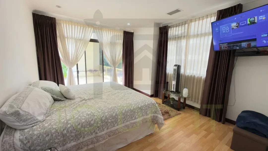 Apartamento de 3 habitaciones, 2.5 baños, 2 parqueos, en torre de condominio, con excelente ubicación central en Escazu, muy completo AMOBLADO, con terraza espectacular y excelentes ...