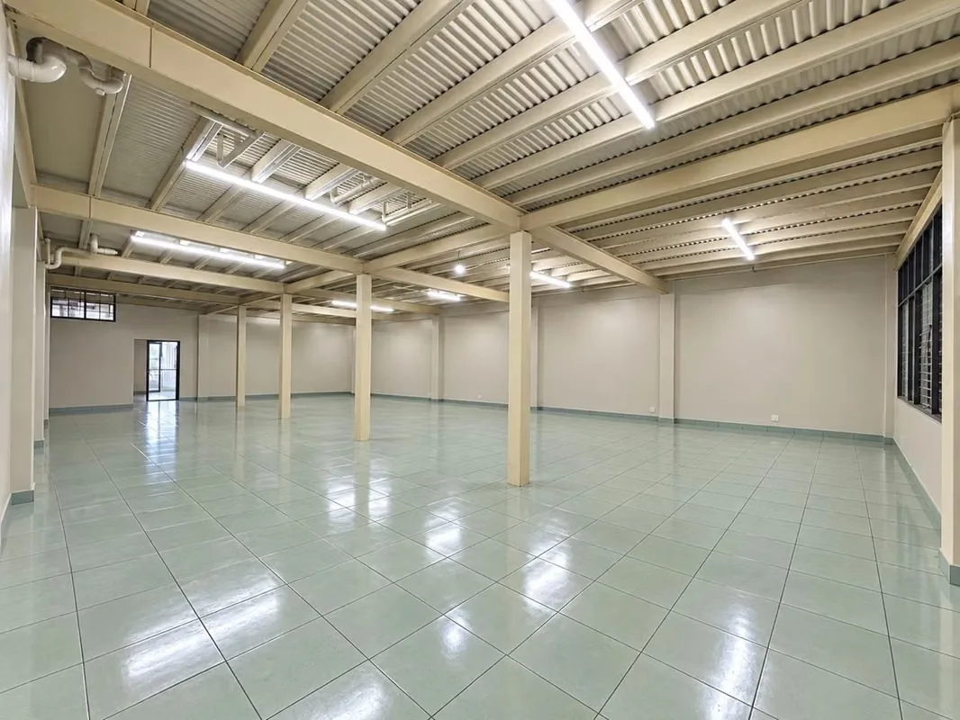 Amplia bodega de dos niveles con uso mixto (comercial, industrial y residencial) en Asunción de Belén de Heredia.