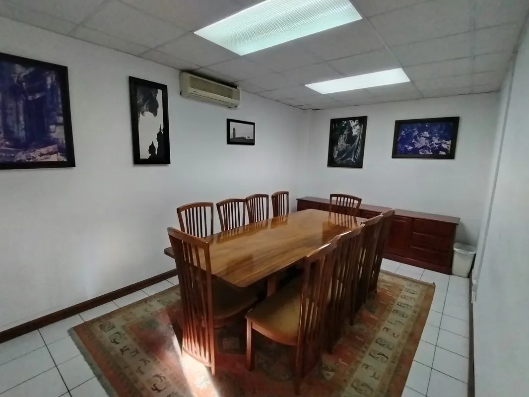 It sells building located in Paseo Colón, in a high value area, near banks, government entities, restaurants, parks, bus stop, etc., photo 8