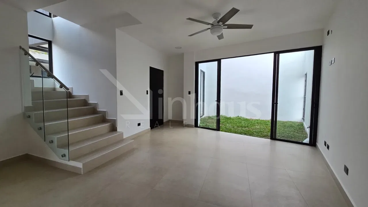 Se alquila casa nueva en Guachipelín norte, Escazú.
