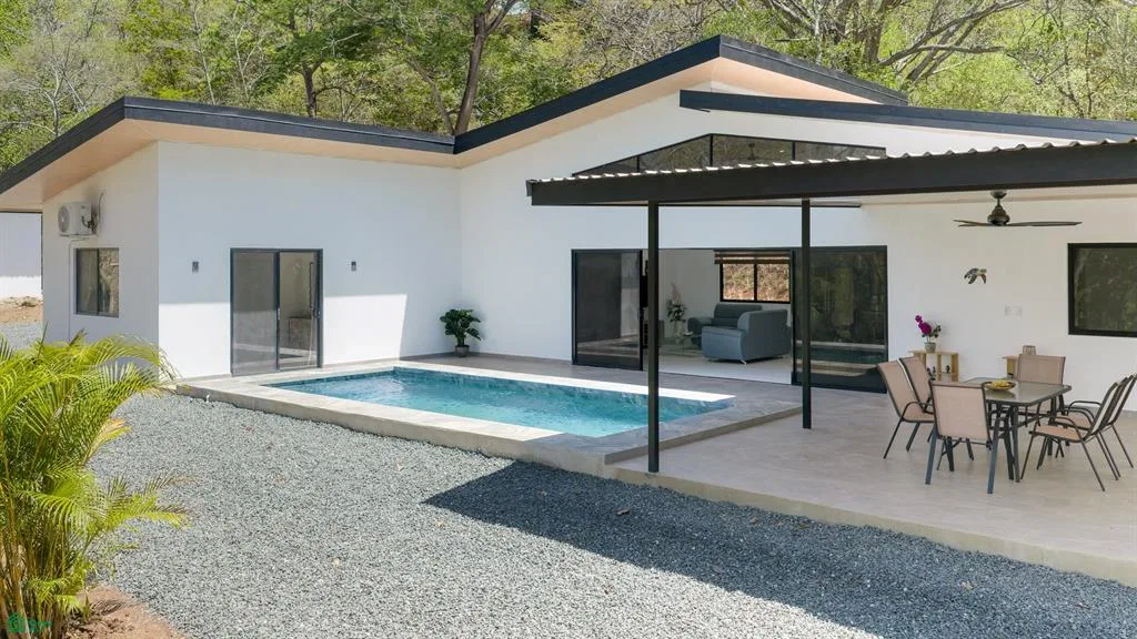 Nueva Villa con Piscina en Lote de 6.414 m² – A Minutos de Tamarindo