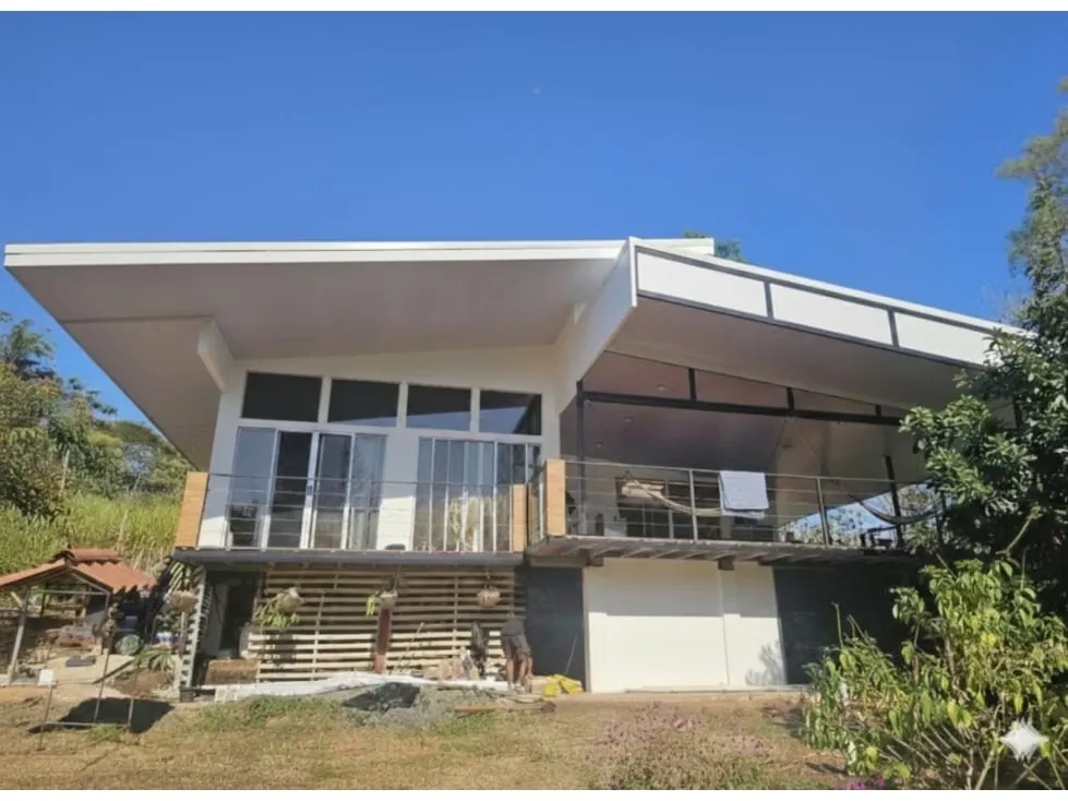 Esta hermosa casa de playa ubicada en Lagunillas de Garabito, Puntarenas es la opción perfecta para aquellos que buscan vivir cerca de las hermosas y tranquilas playas de Costa Rica. ...
