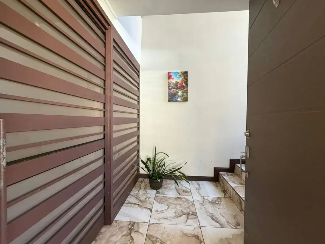 Are you looking for an asset that generates income from day one? This 370 m² (approx. 4,000 sq. ft.) property is the perfect blend of functional design and strategic ..., photo 2